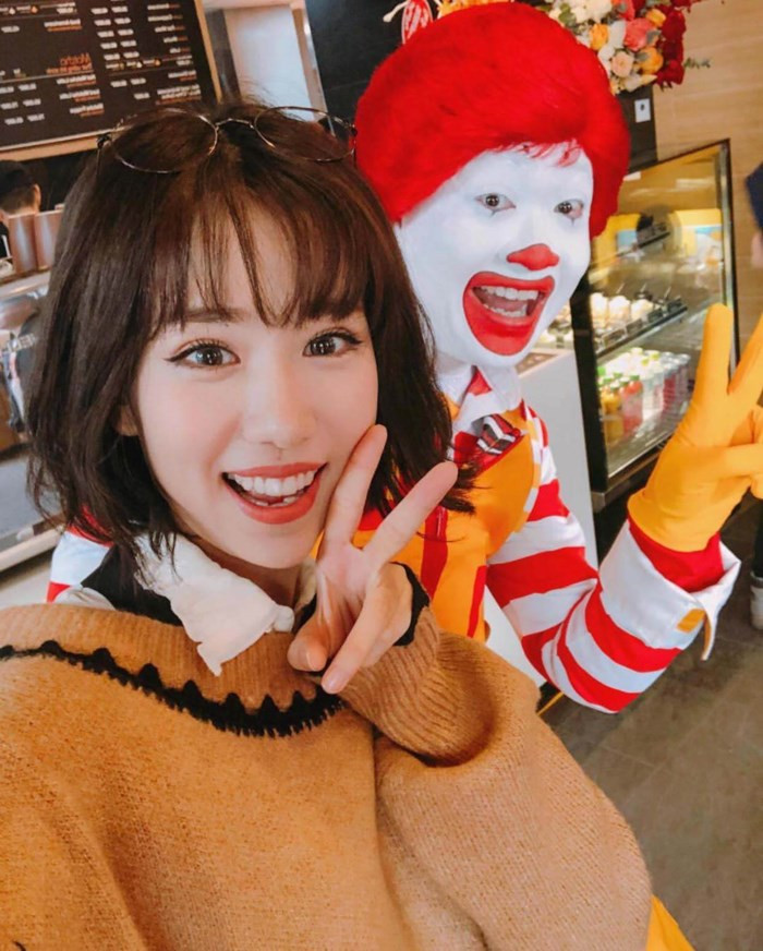 Kiểu tóc bob cùng cùng mái bằng lưa thưa khiến nữ ca sĩ chẳng khác gì gái Hàn chính hiệu.