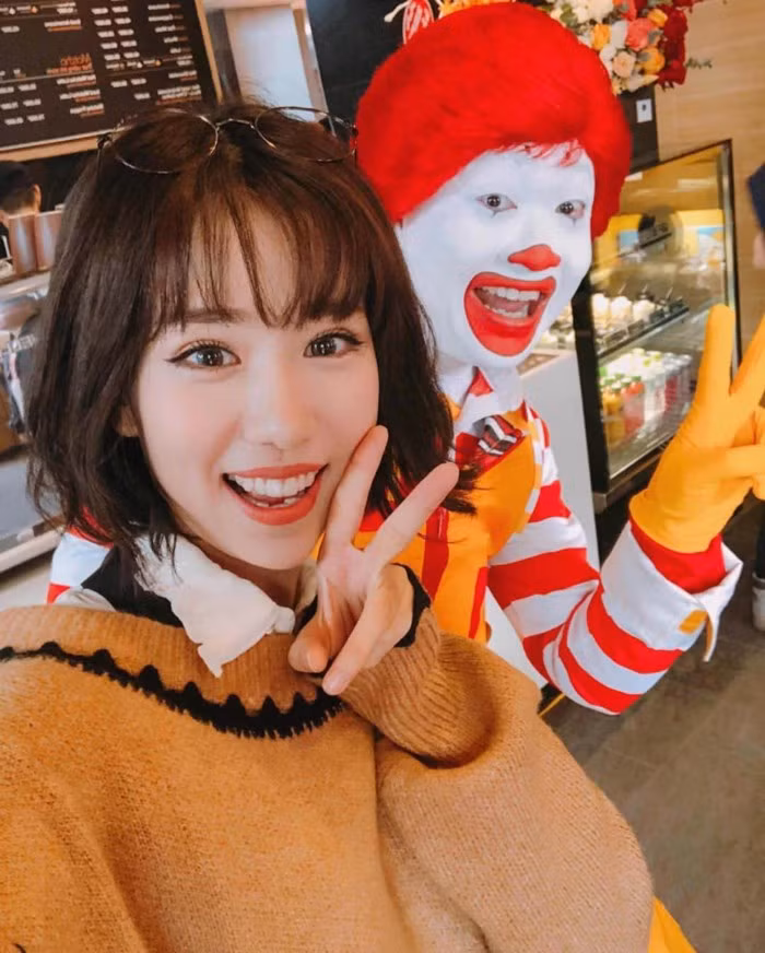 Kiểu tóc bob cùng cùng mái bằng lưa thưa khiến nữ ca sĩ chẳng khác gì gái Hàn chính hiệu.