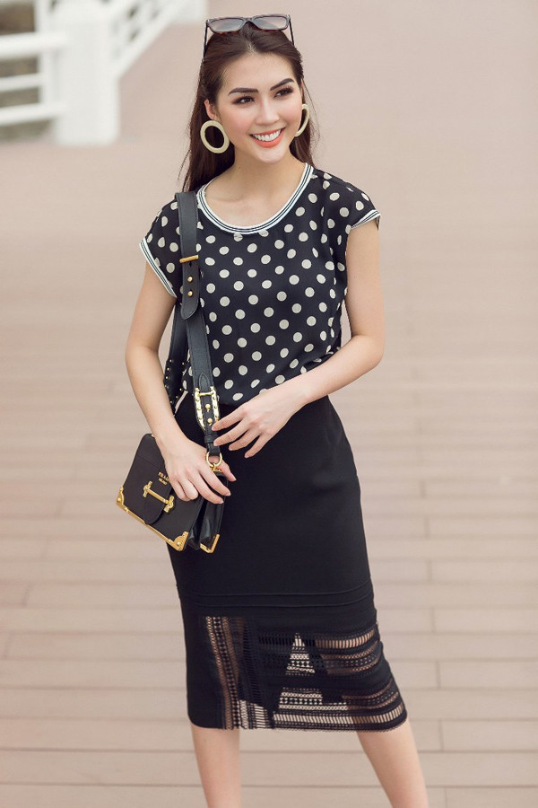 Chân váy bút chì trở nên mới lạ hơn nhờ cách phối chất liệu ren xuyên thấu. Kết hợp cùng mẫu váy sexy là áo lụa dáng hạ vai.