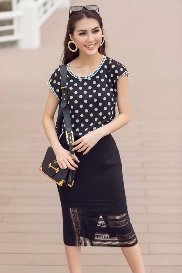 Chân váy bút chì trở nên mới lạ hơn nhờ cách phối chất liệu ren xuyên thấu. Kết hợp cùng mẫu váy sexy là áo lụa dáng hạ vai.