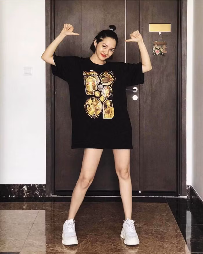 Chỉ cần búi củ tỏi nửa đầu nhí nhảnh thế này, Bảo Anh đã lập tức trở về đúng tuổi của mình.