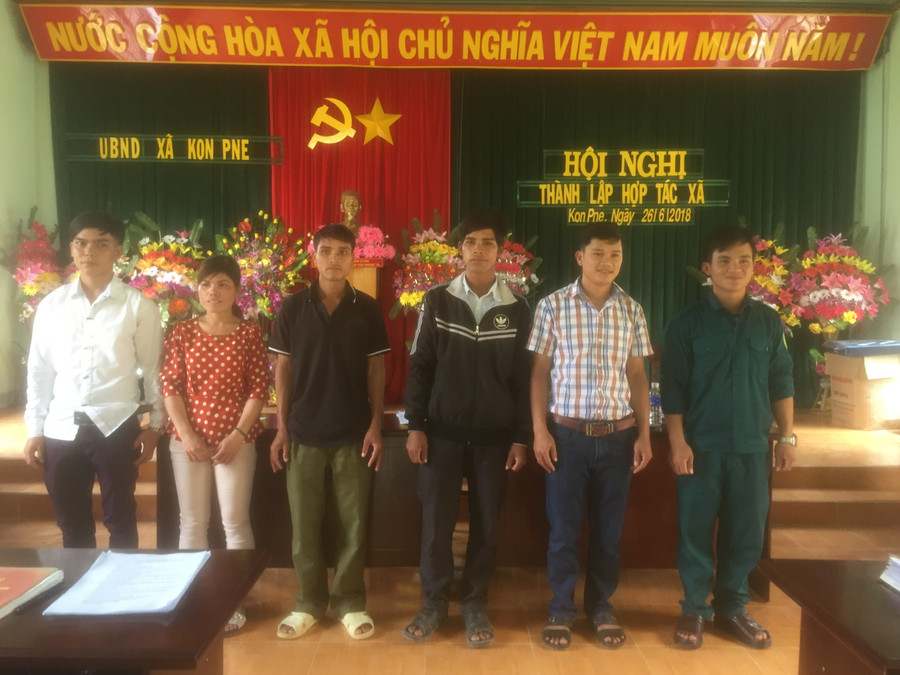 Hội đồng quản trị hợp tác xã ra mắt hội nghị. Ảnh: N.S Hội đồng quản trị hợp tác xã ra mắt hội nghị. Ảnh: N.S