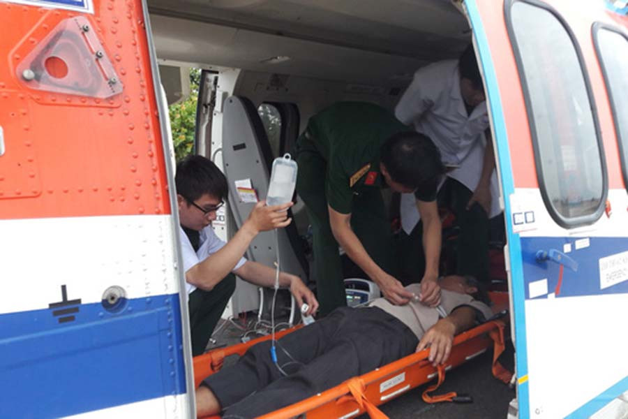  Ngư dân Huỳnh Văn Học được chuyển lên trực thăng từ đảo Trường Sa - Ảnh: Cục cứu hộ, cứu nạn. Ảnh: Mai Thắng