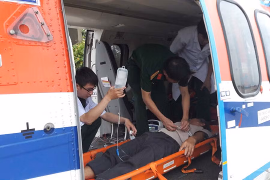  Ngư dân Huỳnh Văn Học được chuyển lên trực thăng từ đảo Trường Sa - Ảnh: Cục cứu hộ, cứu nạn. Ảnh: Mai Thắng