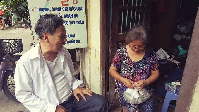 Cửa tiệm nhỏ của bà Hồng ngày nào cũng có khách qua lại, sửa chữa quần áo. Phần lớn là các vị khách lớn tuổi, sửa đồ ở chỗ bà từ thời bao cấp. 