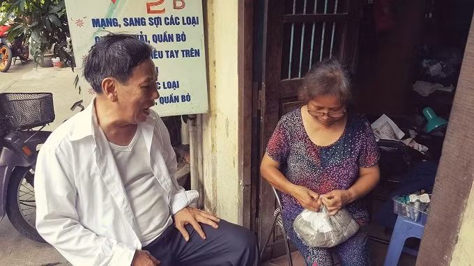 Cửa tiệm nhỏ của bà Hồng ngày nào cũng có khách qua lại, sửa chữa quần áo. Phần lớn là các vị khách lớn tuổi, sửa đồ ở chỗ bà từ thời bao cấp. 