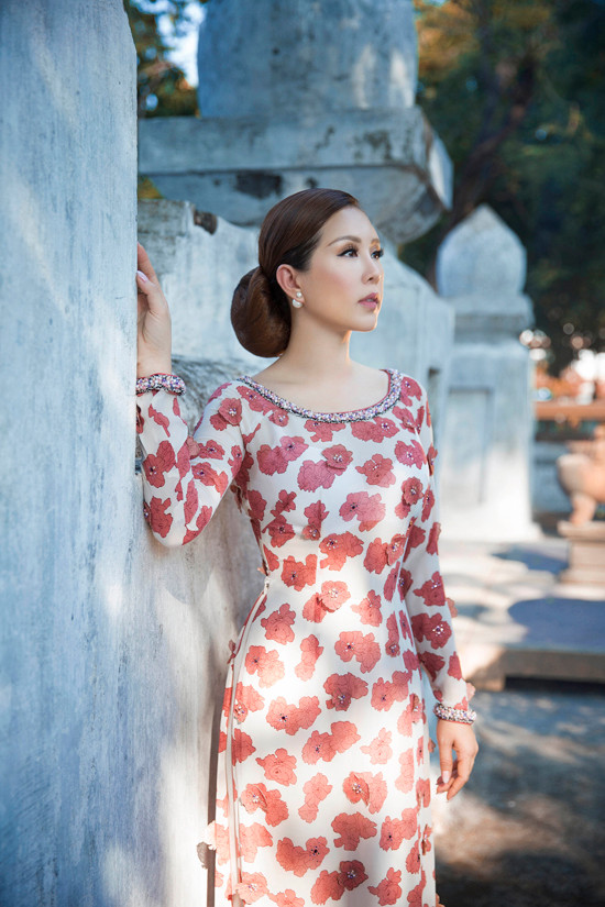 Thu Hoài chọn những thiết kế áo dài mới nhất của Công Trí để xuất hiện trong bộ ảnh thời trang mới.  Thu Hoài chọn những thiết kế áo dài mới nhất của Công Trí để xuất hiện trong bộ ảnh thời trang mới.