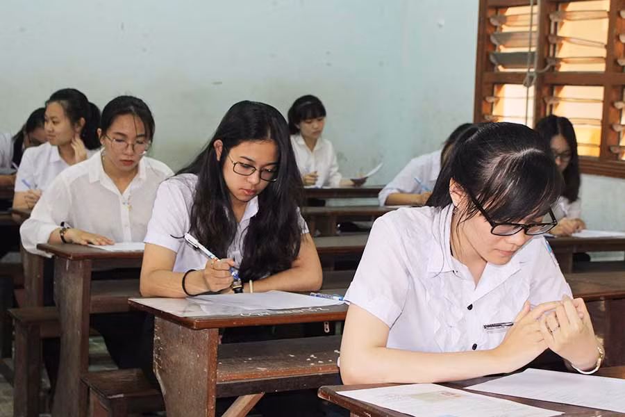  8 Thí sinh sẵn sàng chờ phát đề trong phòng thi. Ảnh: Nguyễn Giang