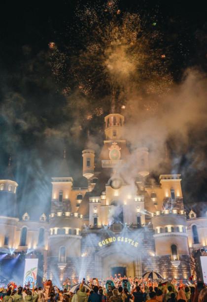 Mùa hè tại Vinpearl Land Nha Trang bắt đầu từ 1/6 với màn pháo hoa rợp trời tại Quảng trường Thần thoại, trong đêm Gala “Trái đất xanh” của Liên hoan thiếu nhi quốc tế 2018. Mùa hè tại Vinpearl Land Nha Trang bắt đầu từ 1/6 với màn pháo hoa rợp trời tại Quảng trường Thần thoại, trong đêm Gala “Trái đất xanh” của Liên hoan thiếu nhi quốc tế 2018.