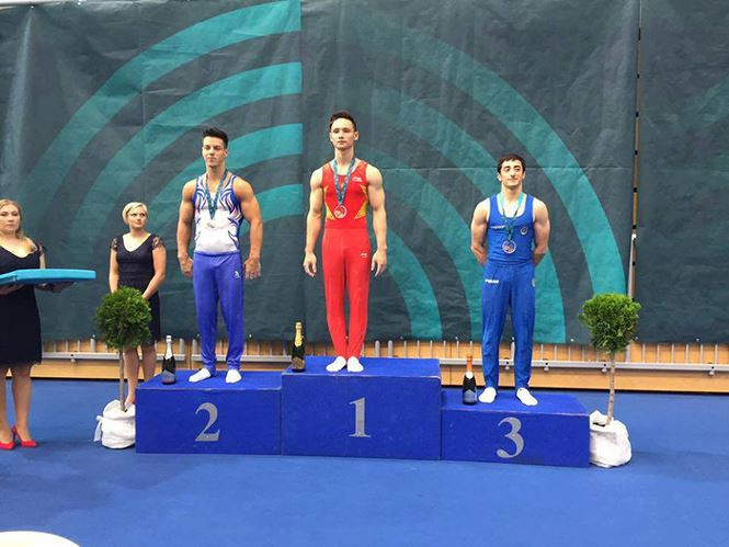 Đinh Phương Thành (giữa) trên bục nhận HCV xà kép Đinh Phương Thành (giữa) trên bục nhận HCV xà kép