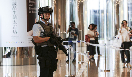  Cảnh sát được triển khai dày đặc sau vụ án. Ảnh: SCMP