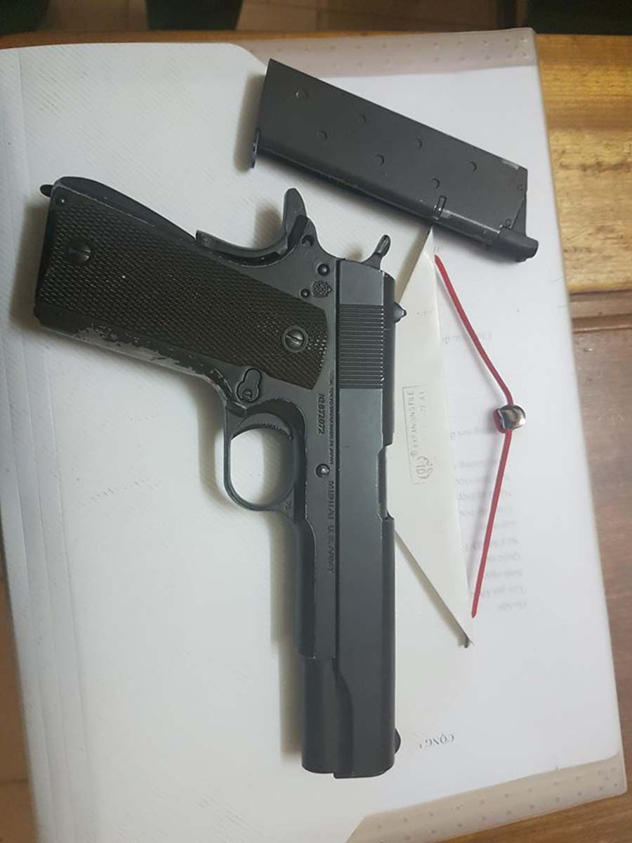 Khẩu súng Tuấn dùng để bắn vào xe chở học sinh. Ảnh: Lê Anh Khẩu súng Tuấn dùng để bắn vào xe chở học sinh. Ảnh: Lê Anh