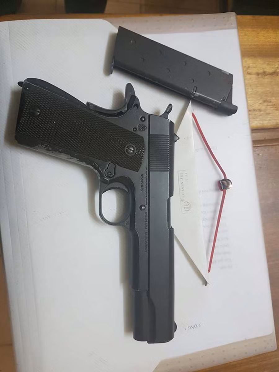 Khẩu súng Tuấn dùng để bắn vào xe chở học sinh. Ảnh: Lê Anh