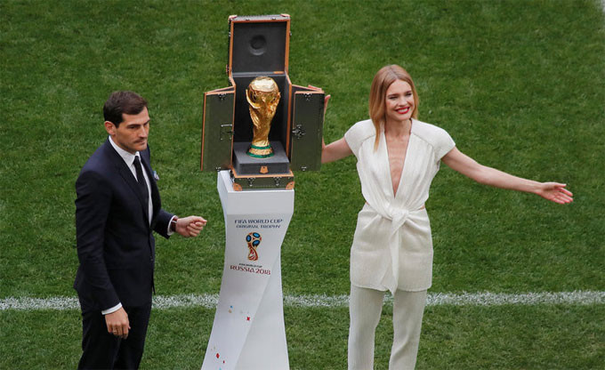  Natalia Vodianova nhận nhiệm vụ mang Cup vàng ra bên ngoài sân vận động Luzhniki. Cô sinh tại Nga, hiện vừa là người mẫu, doanh nhân, vừa sắm vai diễn giả và thường xuyên làm từ thiện.