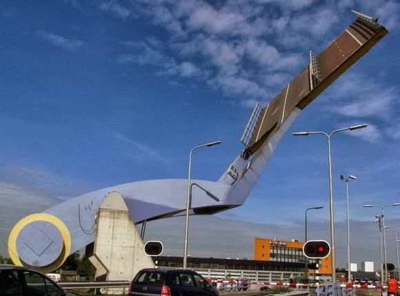 Cây cầu biết bay - niềm tự hào của người dân ở thành phố Leeuwarden, Hà Lan Cây cầu biết bay - niềm tự hào của người dân ở thành phố Leeuwarden, Hà Lan