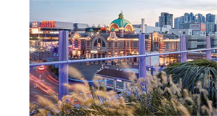 Seoullo 7017 là công viên bầu trời giữa lòng thành phố, được thiết kế lại từ đường cầu vượt xây dựng vào năm 1970. Tản bộ trên con đường không trung này, du khách vừa có thể ngắm tháp Namsan, vừa có thể trải nghiệm chợ truyền thống Namdaemun. Sẽ thật tuyệt nếu bạn vừa nhâm nhi cà phê, vừa chụp ảnh lưu lại khoảnh khắc lãng mạn mà không gian 'Seoul 7017' mang lại. Seoullo 7017 là công viên bầu trời giữa lòng thành phố, được thiết kế lại từ đường cầu vượt xây dựng vào năm 1970. Tản bộ trên con đường không trung này, du khách vừa có thể ngắm tháp Namsan, vừa có thể trải nghiệm chợ truyền thống Namdaemun. Sẽ thật tuyệt nếu bạn vừa nhâm nhi cà phê, vừa chụp ảnh lưu lại khoảnh khắc lãng mạn mà không gian 'Seoul 7017' mang lại.