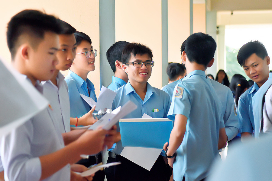 Thí sinh vui vẻ trước giờ vào phòng thi.