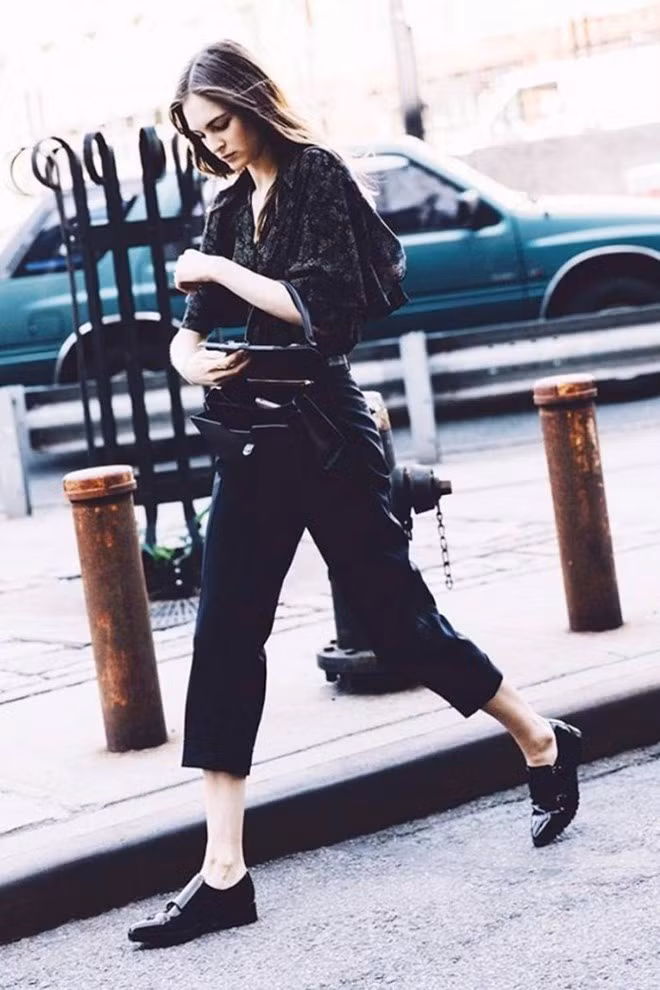 Sự tương phản giữa áo sơmi họa tiết tông màu đen chủ đạo bồng bềnh với chiếc quần lửng tạo nên tổng thể ấn tượng không thể ngờ được.