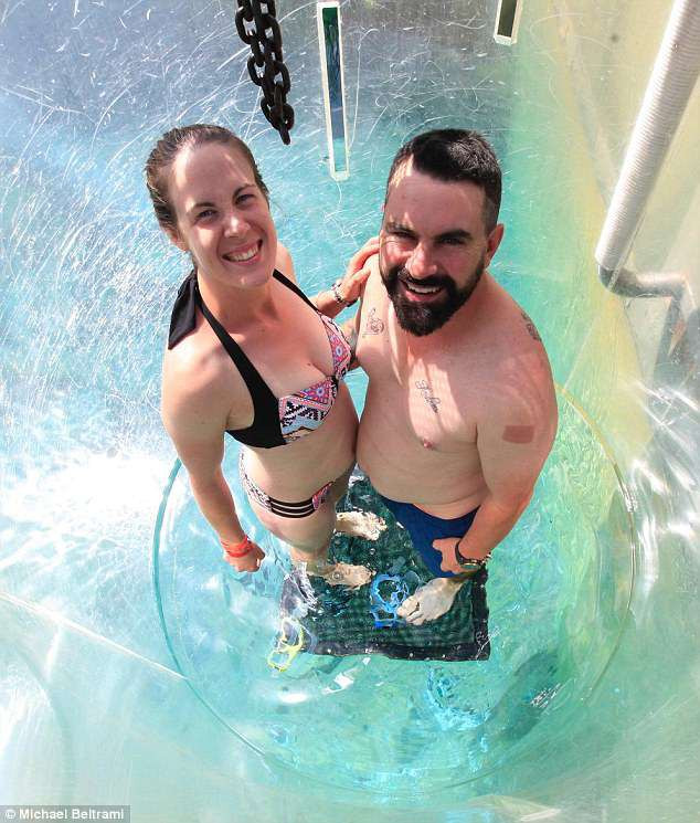 Cặp đôi chụp hình trước khi xuống 