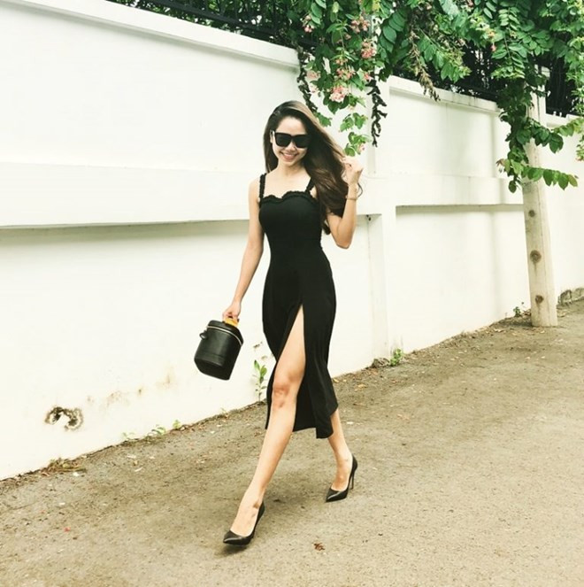  Bộ đầm đen cắt cúp, có đường xẻ hông cao là lựa chọn lý tưởng để Tường Vy khoe đôi chân thon dài, khai thác tối đa vẻ ngoài quyến rũ.