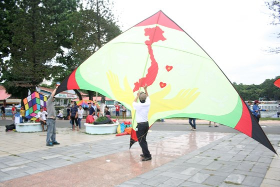 Một con diều có hình bản đồ Việt Nam chuẩn bị được thả lên bầu trời