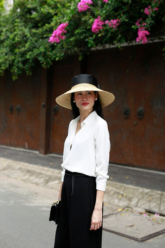 Mũ cói rộng vành và túi xách mini giúp người mặc trở nên phong cách. Mũ cói rộng vành và túi xách mini giúp người mặc trở nên phong cách.