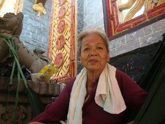 Bà Tư bắt chúng tôi gọi hòn đá là 