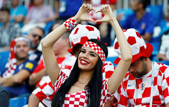 Fan nữ đến từ Croatia - đội vừa có chiến thắng hoành tráng 3-0 trước Argentina. Ảnh: TASS