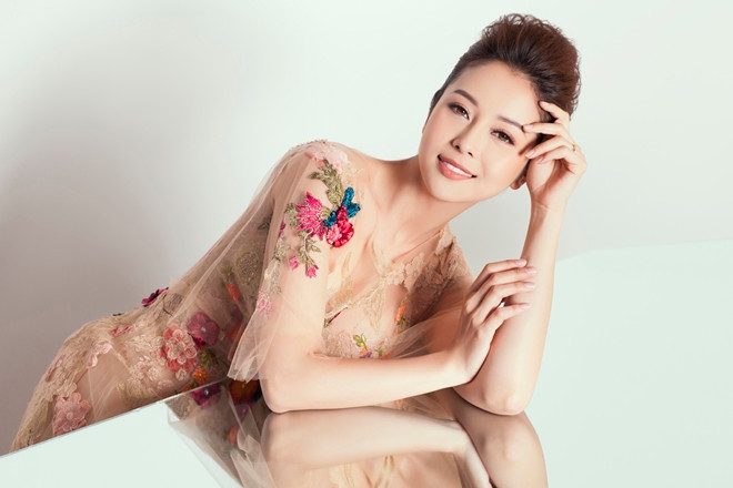  Với những nàng có làn da khô, dễ bị mốc khi trang điểm, hãy sử dụng một chút tinh dầu thấm vào bông mút sạch và thoa lên những vùng da thiếu độ ẩm trước khi trang điểm. Chúng sẽ giúp da ăn phấn, bớt khô ráp. 