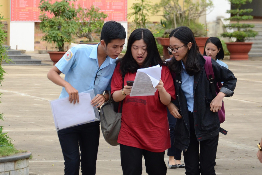 Các thí sinh trao đổi sau buổi thi. Ảnh: Ngọc Thu