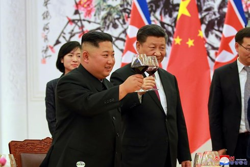 Nhà lãnh đạo Kim Jong-un và Chủ tịch Trung Quốc Tập Cận Binh. Nhà lãnh đạo Kim Jong-un và Chủ tịch Trung Quốc Tập Cận Binh.