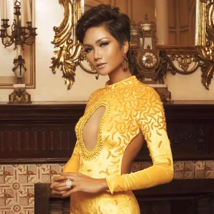 Cũng là kiểu rẽ ngôi lệch, nhưng phần tóc được chải phồng bất cân xứng khiến người đẹp trông Tây hơn rất nhiều.