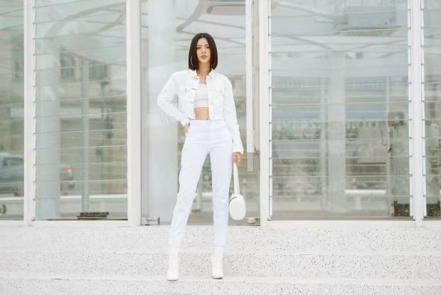  Người đẹp Tú Hảo kết hợp set đồ trắng cùng ankle boots đồng màu, tạo vẻ năng động, cá tính.