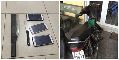  Xe máy cùng dao mà nhóm cướp thủ trong người.