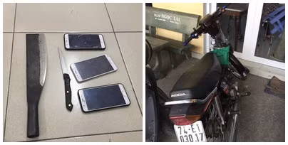  Xe máy cùng dao mà nhóm cướp thủ trong người.