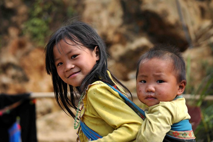 Những ngày hè với nhiều trẻ em gái là phụ giúp bố mẹ trông em.