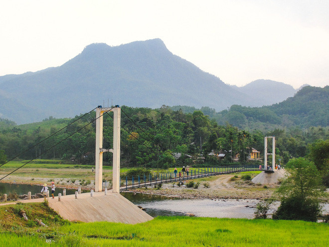 Con đường về thôn Nước Lui trong chiều quê yên bình.