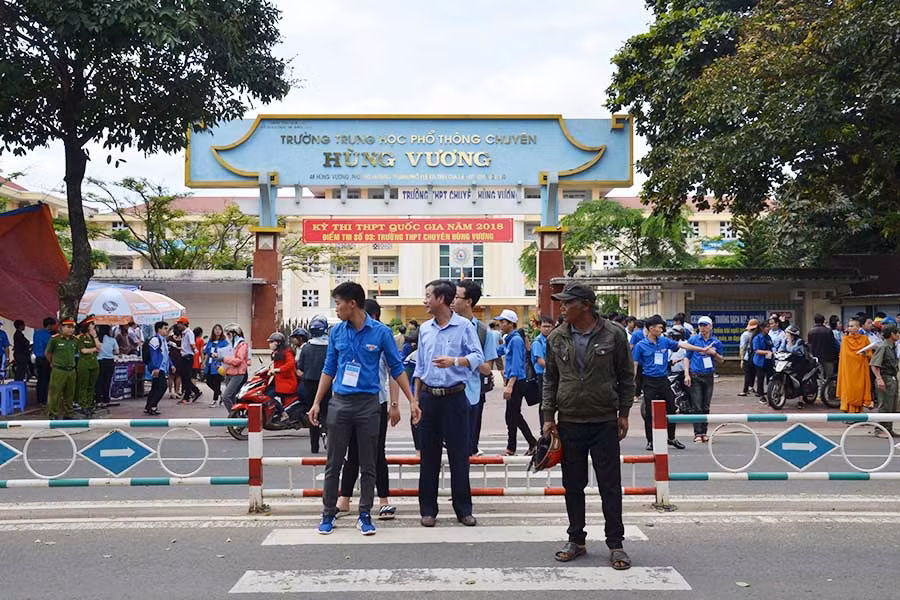 Các bạn trong đội tiếp sức mùa thi hướng dẫn, hỗ trợ thí sinh và người nhà qua đường an toàn. Ảnh: Phương Linh 1 Các bạn trong đội tiếp sức mùa thi hướng dẫn, hỗ trợ thí sinh và người nhà qua đường an toàn. Ảnh: Phương Linh