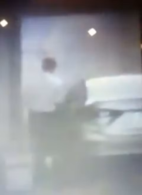 Hình ảnh được cho là ông Th. ra xe ô tô riêng rời đi