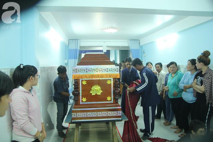 Sau khi hoàn tất công tác khám nghiệm tử thi, hơn 14h chiều nay thi thể chị N. đã được giao lại cho gia đình để lo hậu sự.