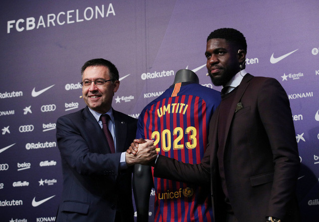 Umtiti bắt tay chủ tịch Bartomeu sau khi gia hạn hợp đồng với Barcelona - Ảnh: REUTERS