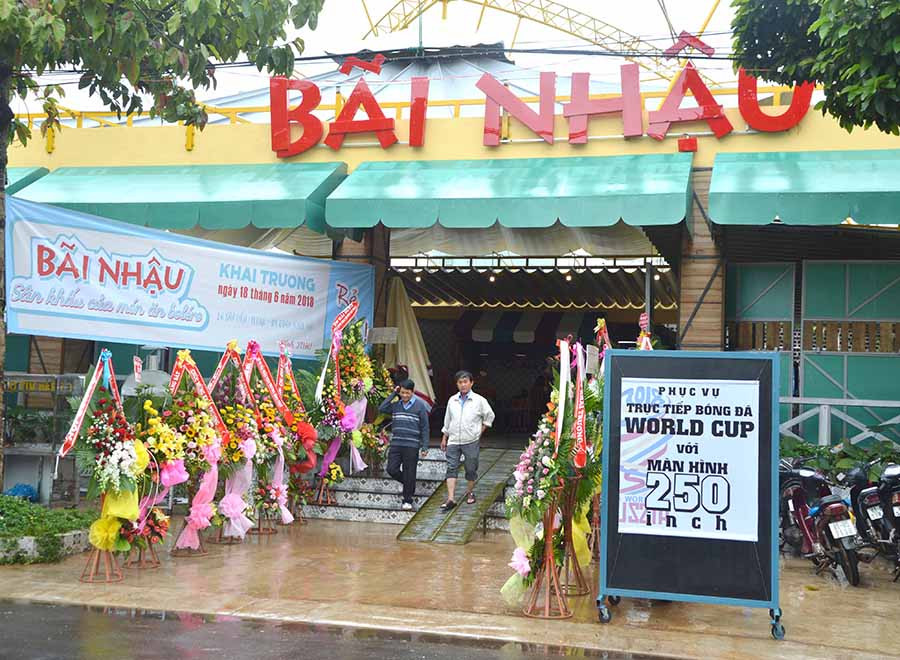 Nhiều cơ sở kinh doanh mùa World Cup bị thất thu vì mất điện. Ảnh: Minh Vỹ Nhiều cơ sở kinh doanh mùa World Cup bị thất thu vì mất điện. Ảnh: Minh Vỹ