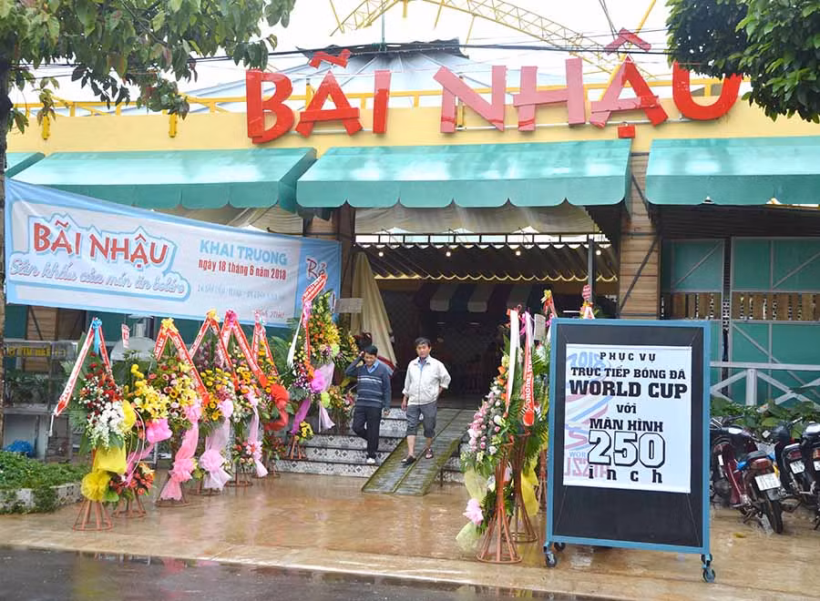 Nhiều cơ sở kinh doanh mùa World Cup bị thất thu vì mất điện. Ảnh: Minh Vỹ