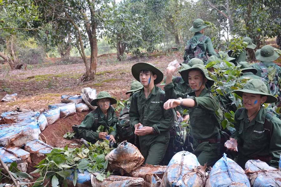 6Huấn luyện ném lựu đạn.