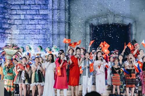 Đông Nhi và giọng ca nhí Phương Khanh cùng các thành viên 8 đoàn thiếu nhi hòa vang ca khúc “Heal the world”, lan tỏa thông điệp cho chương trình. Đúng như tên gọi “Trái đất xanh