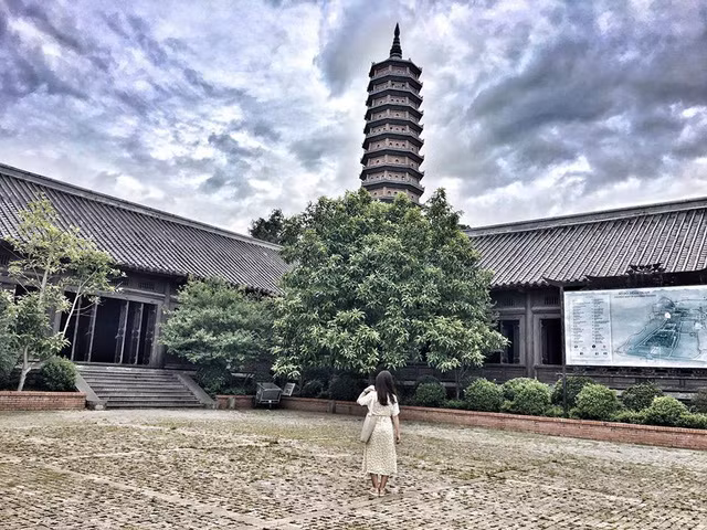 Với thiên nhiên hoang sơ, phong cảnh non nước hữu tình, Ninh Bình hiện đang là một trong những điểm đến nổi tiếng thu hút nhiều du khách. Nằm cách Hà Nội chỉ 90km và trên trục giao thông chính Bắc – Nam, Ninh Bình là lựa chọn thích hợp cho những chuyến đi nghỉ dưỡng, khám phá dịp cuối tuần đặc biệt là cho những du khách ở miền Bắc.