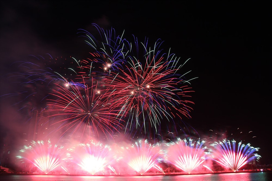 Tại DIFF 2018, đội sử dụng pháo hoa tự sản xuất trong tất cả các màn trình diễn. Ảnh: N.T