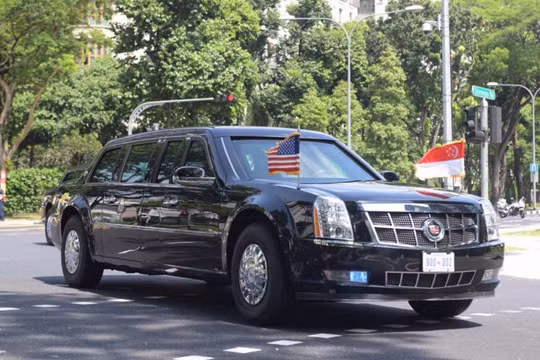 Tổng thống Donald Trump rời khách sạn Shangri-la trên chiếc The Beast. Ảnh: Straits Times