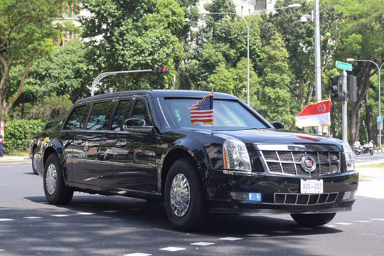 Tổng thống Donald Trump rời khách sạn Shangri-la trên chiếc The Beast. Ảnh: Straits Times