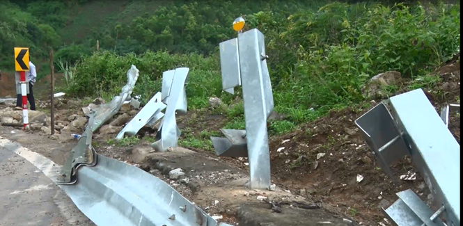 Lan can đường sau hiện trường vụ TNGT Lan can đường sau hiện trường vụ TNGT